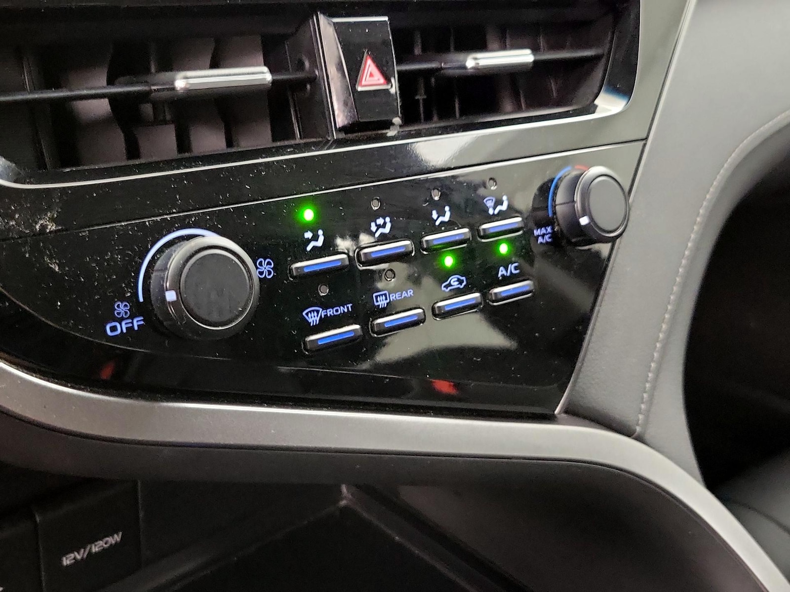 2021 Toyota Camry LE - Photo 17