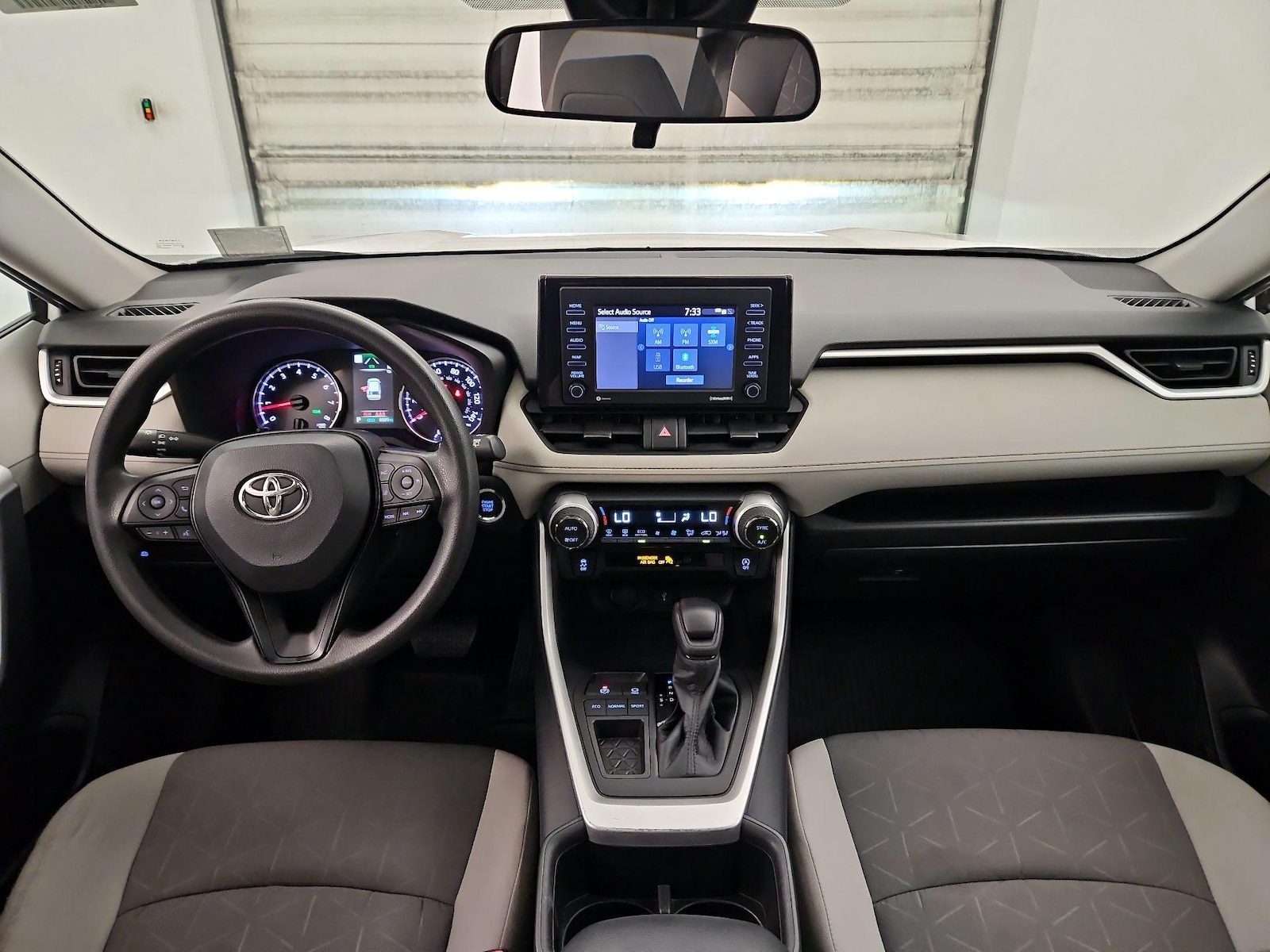 2022 Toyota RAV4 XLE - Photo 10