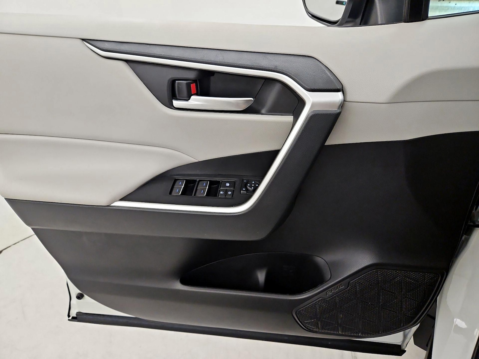 2022 Toyota RAV4 XLE - Photo 13