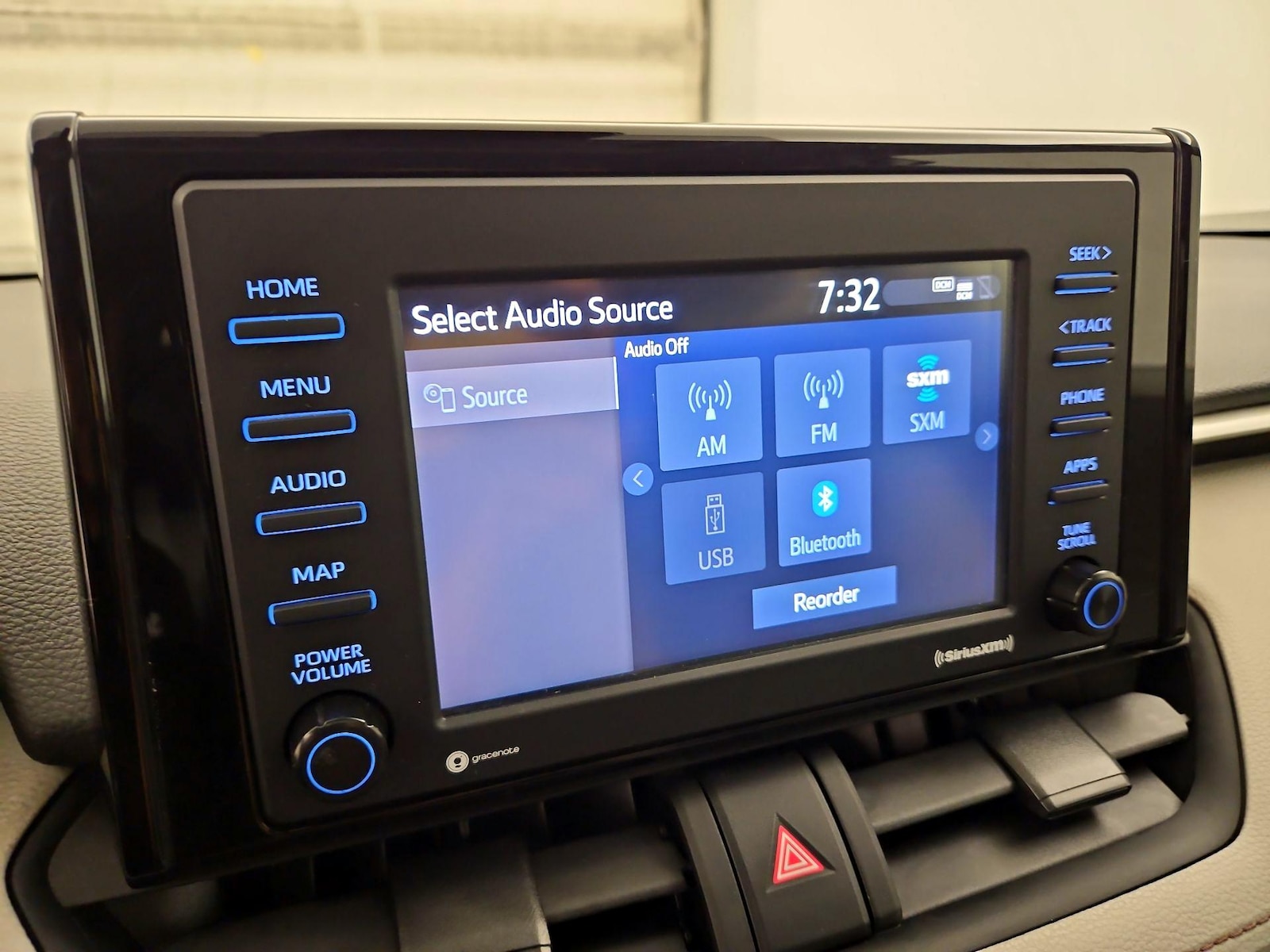 2022 Toyota RAV4 XLE - Photo 16