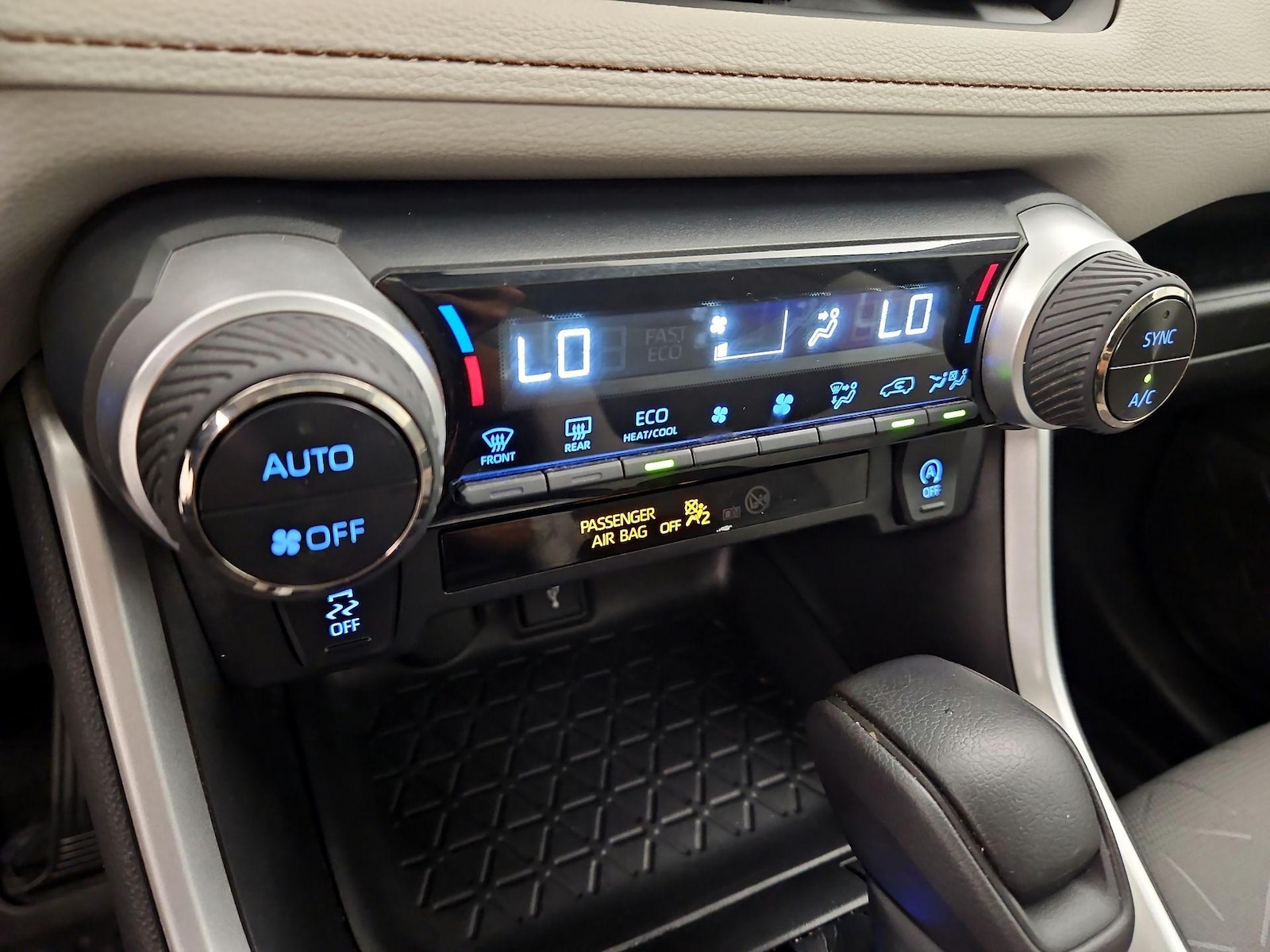 2022 Toyota RAV4 XLE - Photo 17