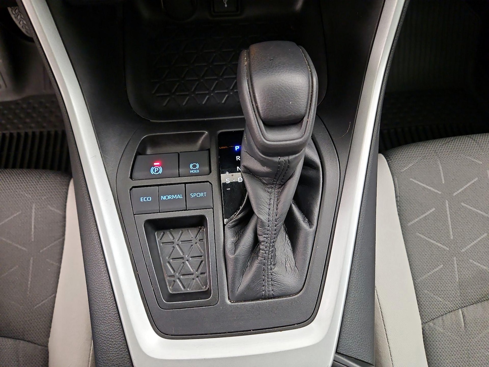 2022 Toyota RAV4 XLE - Photo 18
