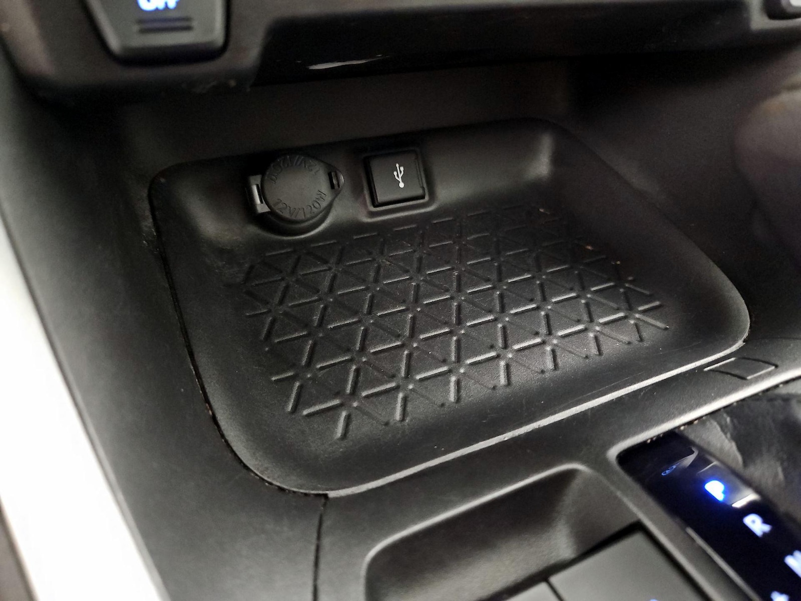2022 Toyota RAV4 XLE - Photo 19