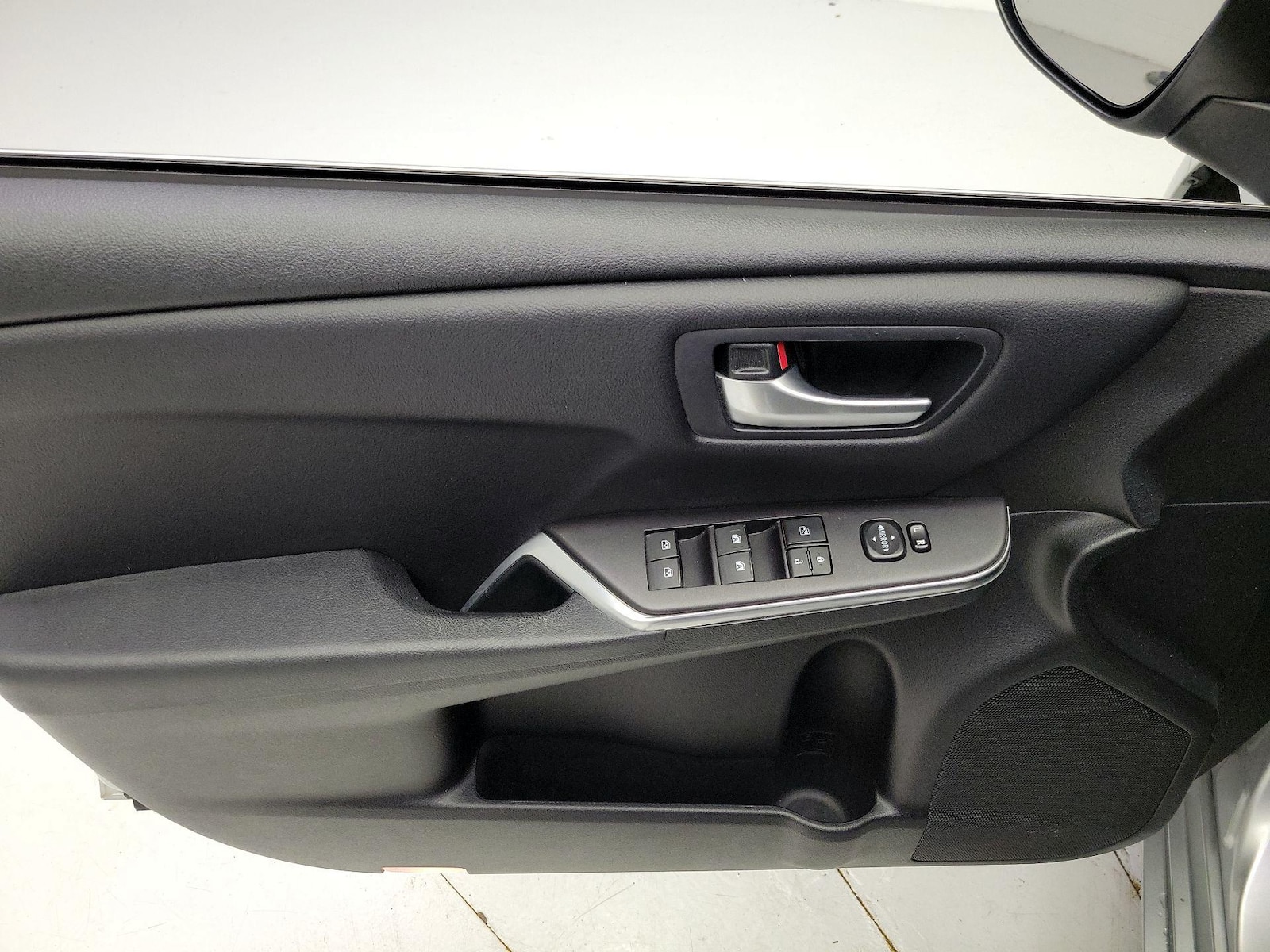 2017 Toyota Camry SE - Photo 13
