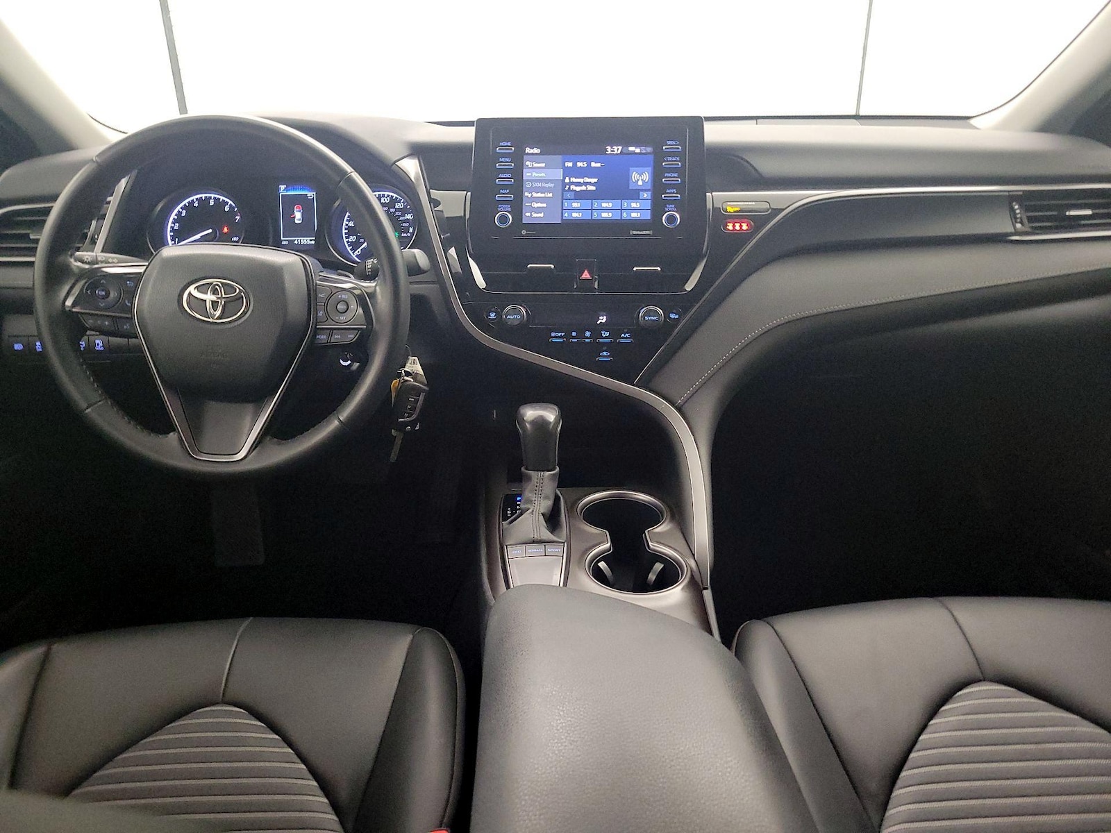 2023 Toyota Camry SE - Photo 10