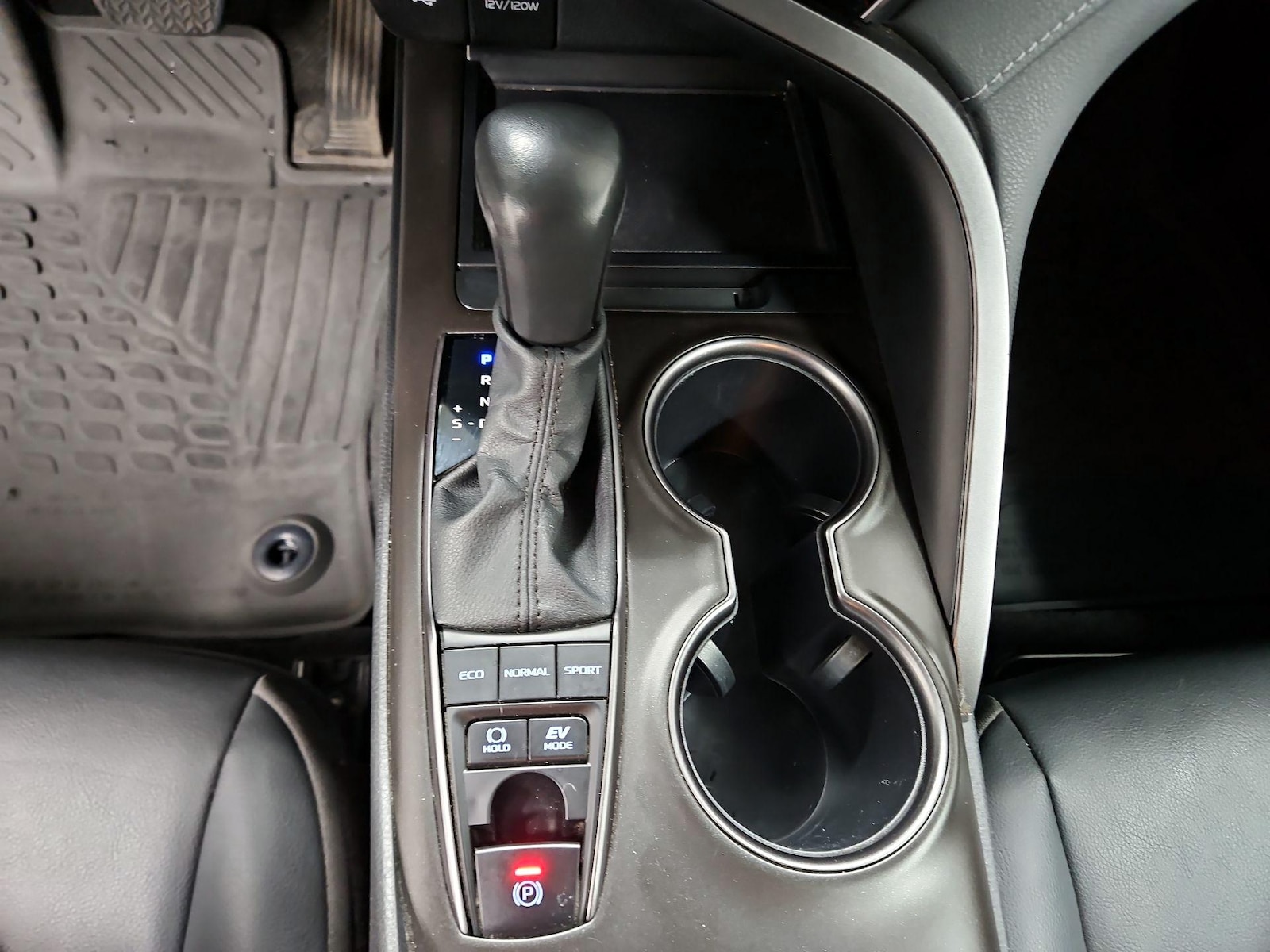 2024 Toyota Camry SE - Photo 18
