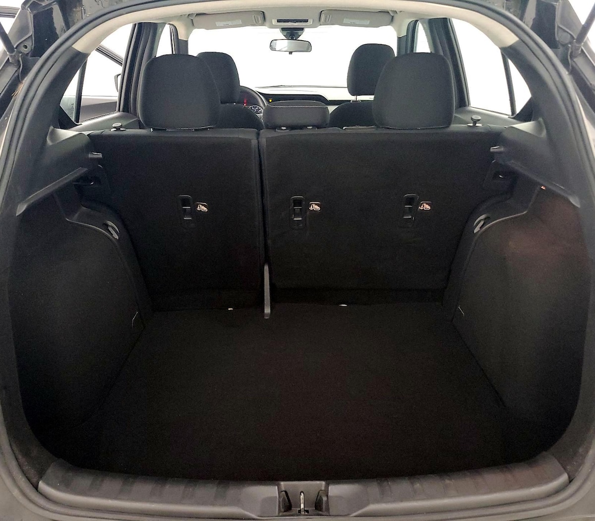 Trunk/Cargo (Seats Up)