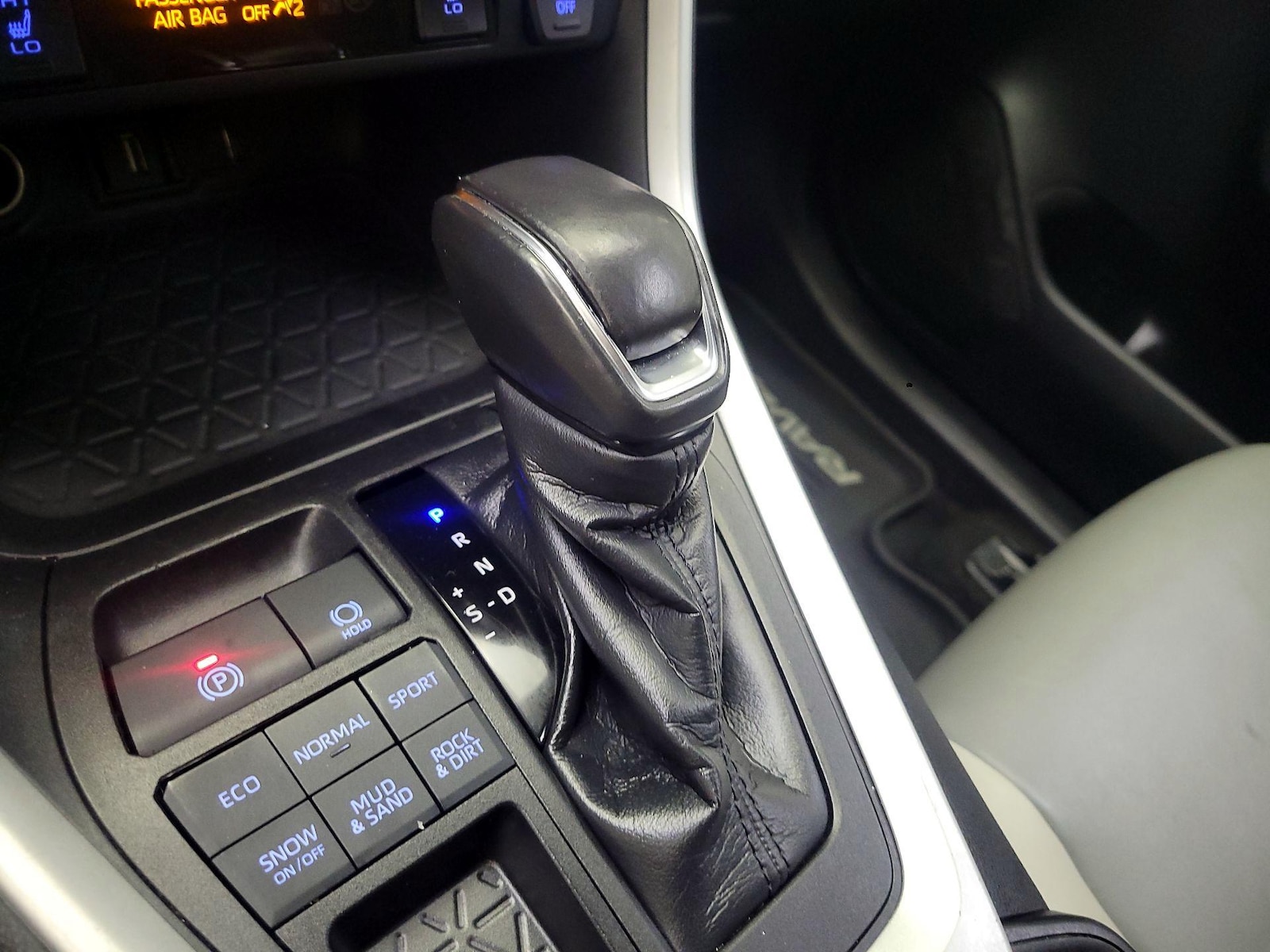 2020 Toyota RAV4 XLE Premium - Photo 17