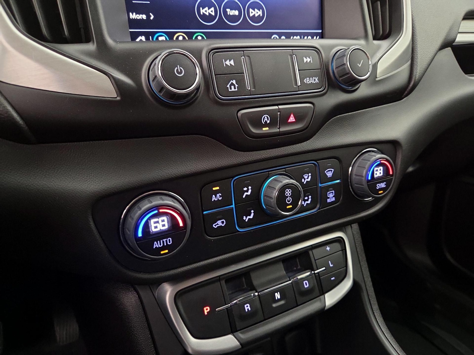 2024 GMC Terrain SLT - Photo 17