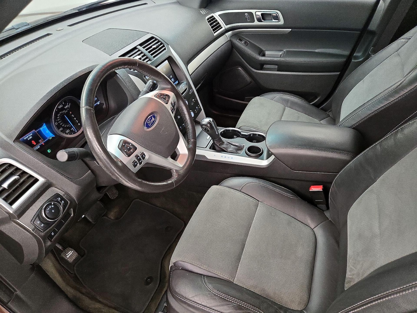 2015 Ford Explorer XLT - Photo 12