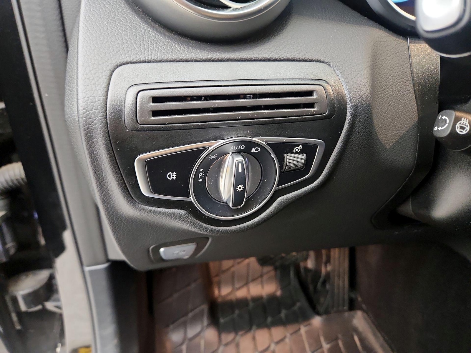 2022 Mercedes-Benz GLC GLC300 - Photo 14