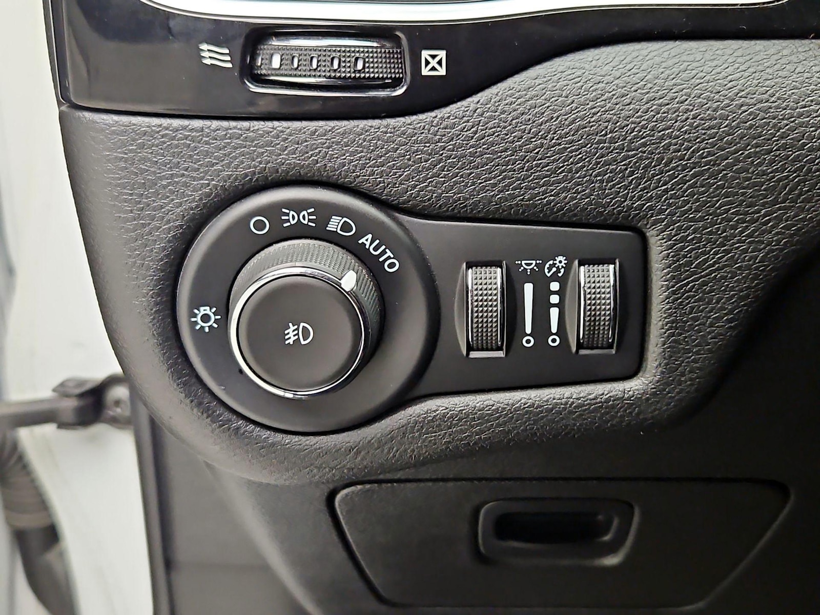 2021 Jeep Cherokee Altitude - Photo 14