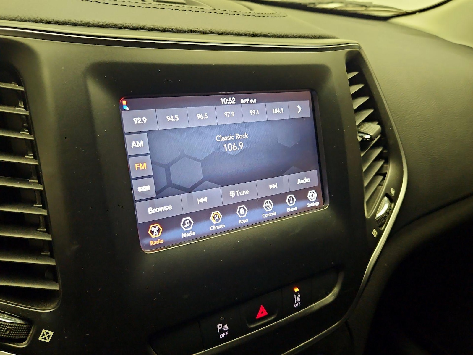 2021 Jeep Cherokee Altitude - Photo 16