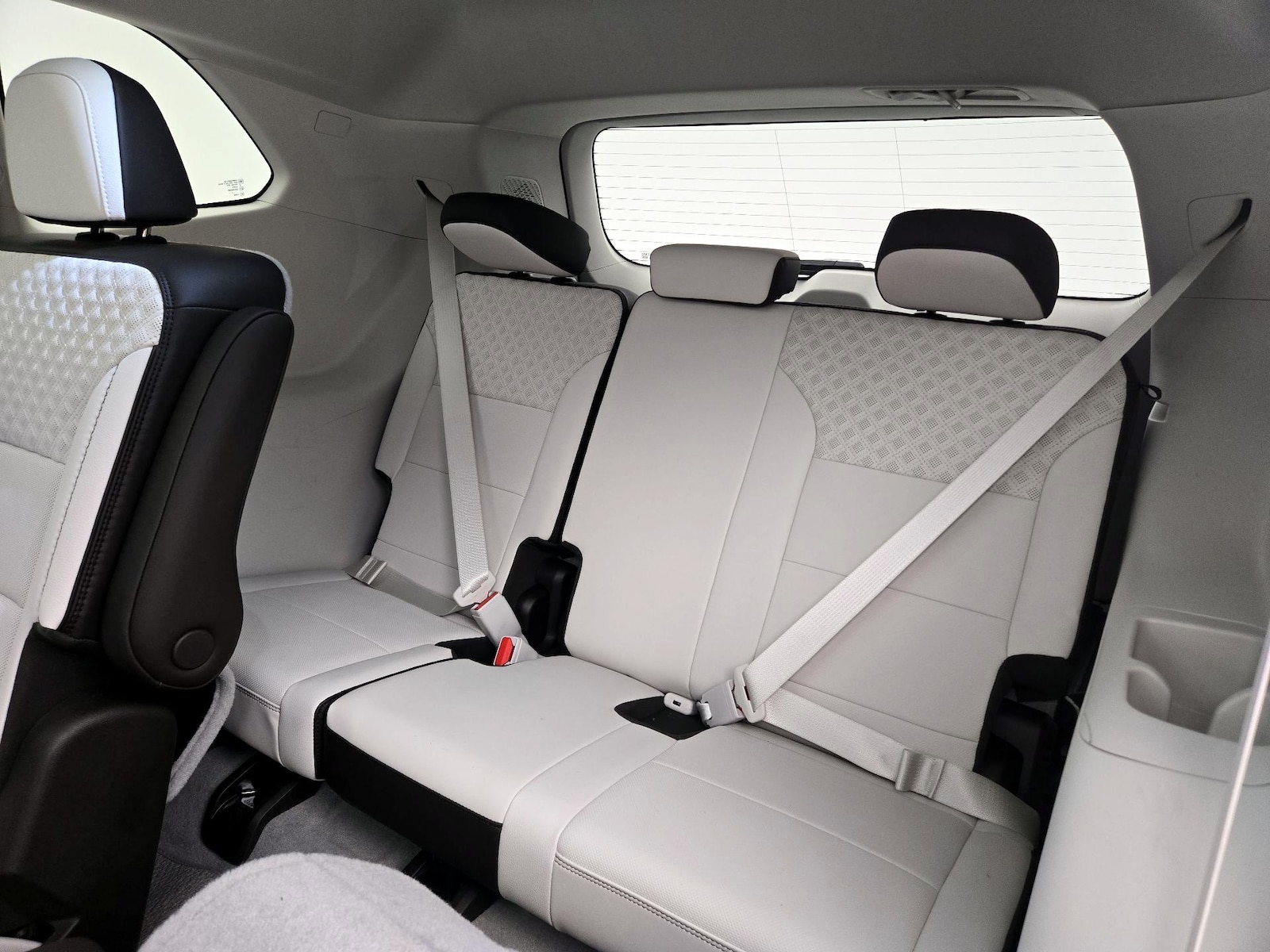 2024 GMC Acadia Denali - Photo 23