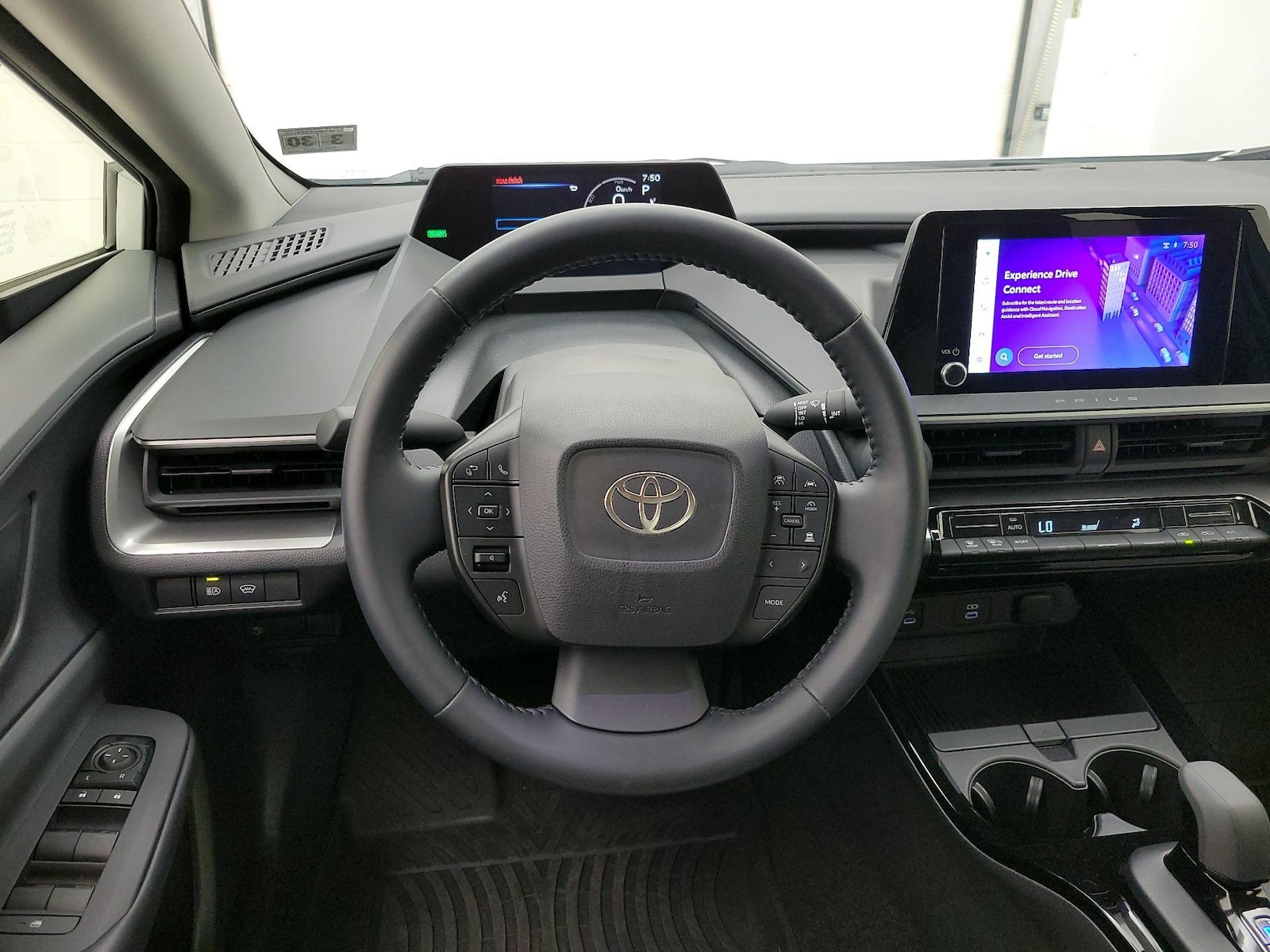 2025 Toyota Prius LE - Photo 11