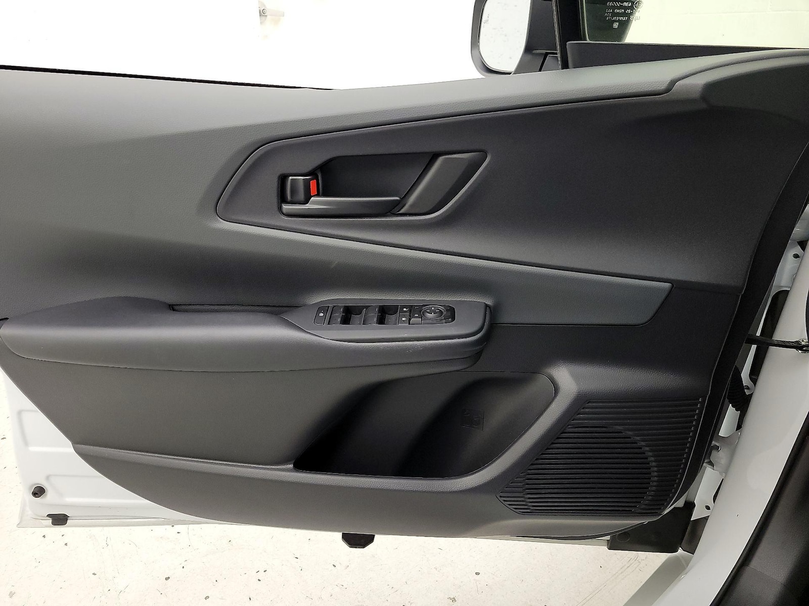 2025 Toyota Prius LE - Photo 13