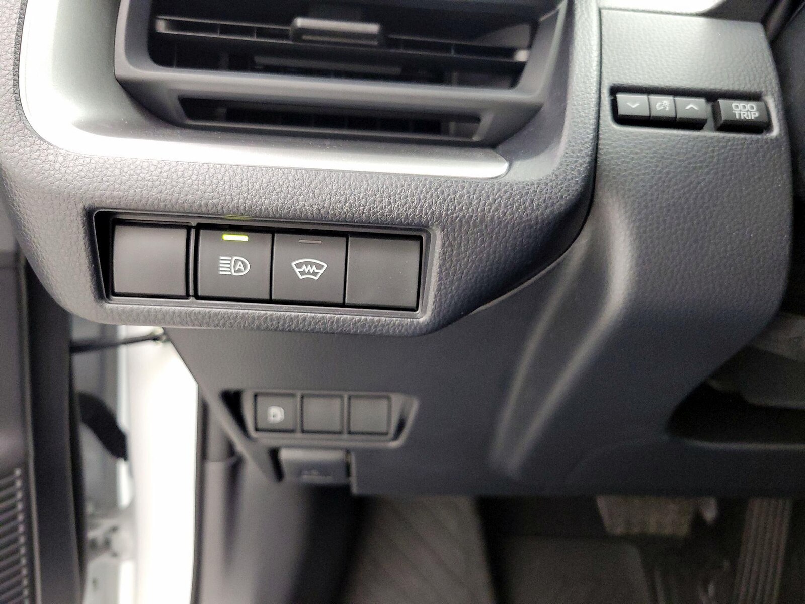 2025 Toyota Prius LE - Photo 14