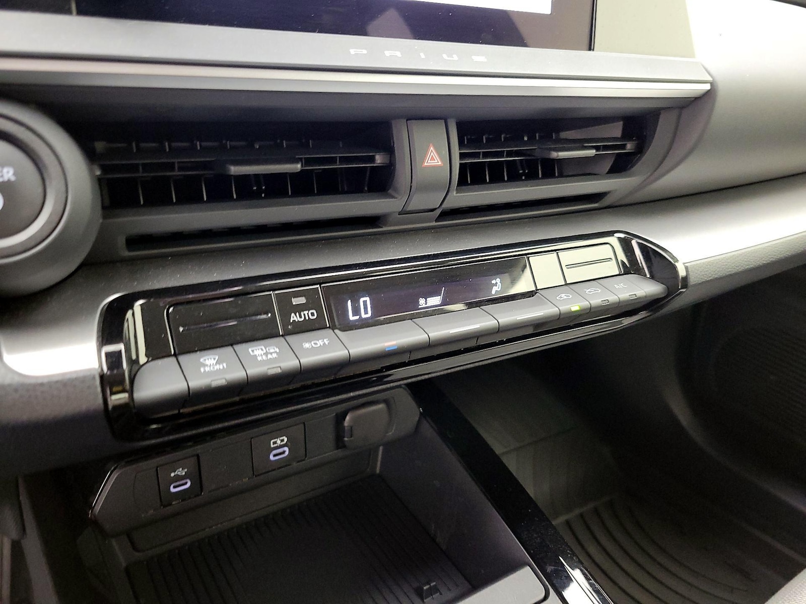 2025 Toyota Prius LE - Photo 18