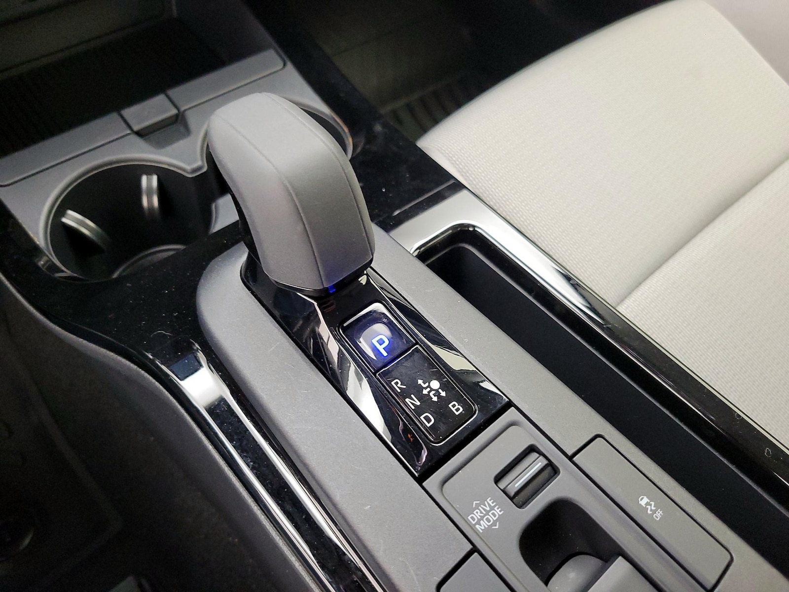 2025 Toyota Prius LE - Photo 19