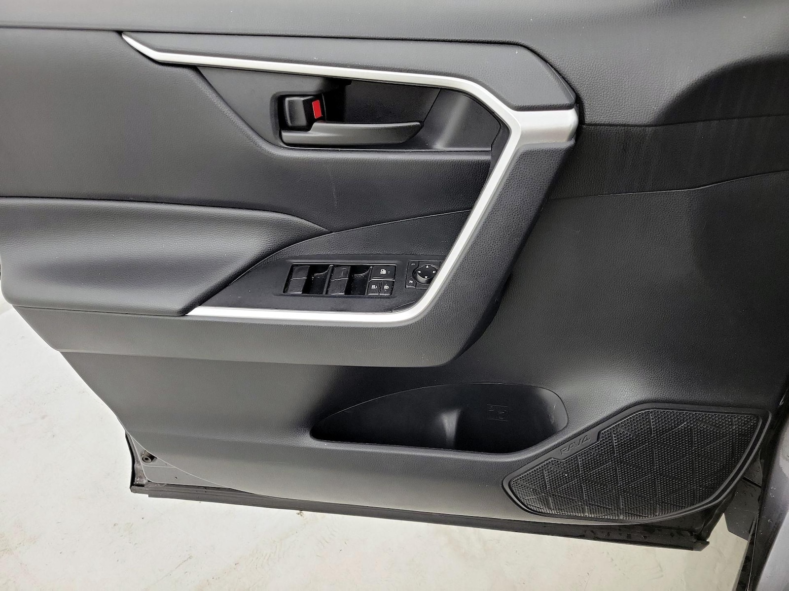 2019 Toyota RAV4 LE - Photo 13