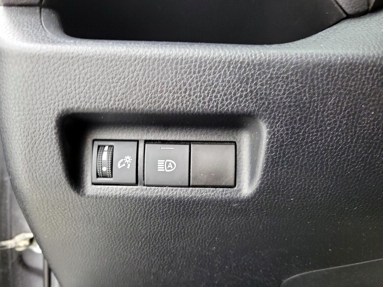 2019 Toyota RAV4 LE - Photo 14