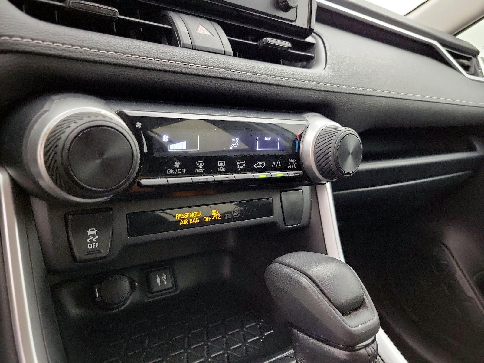 2019 Toyota RAV4 LE - Photo 17
