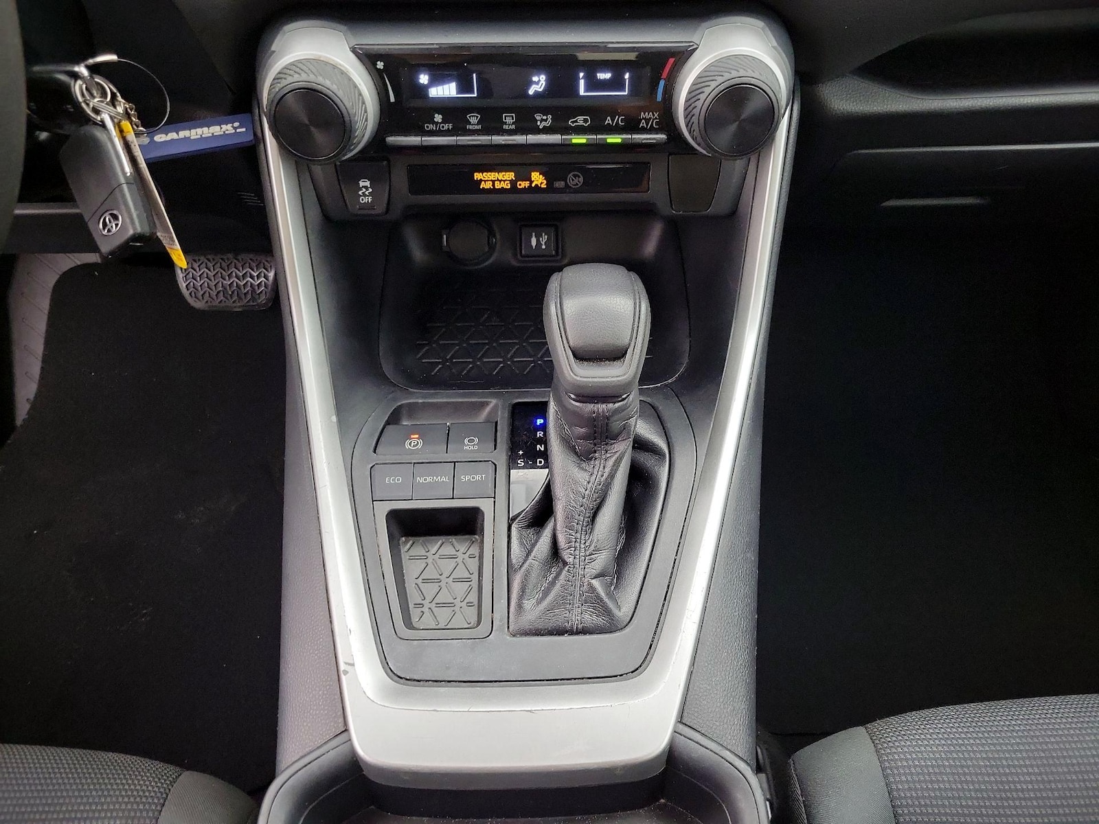 2019 Toyota RAV4 LE - Photo 18
