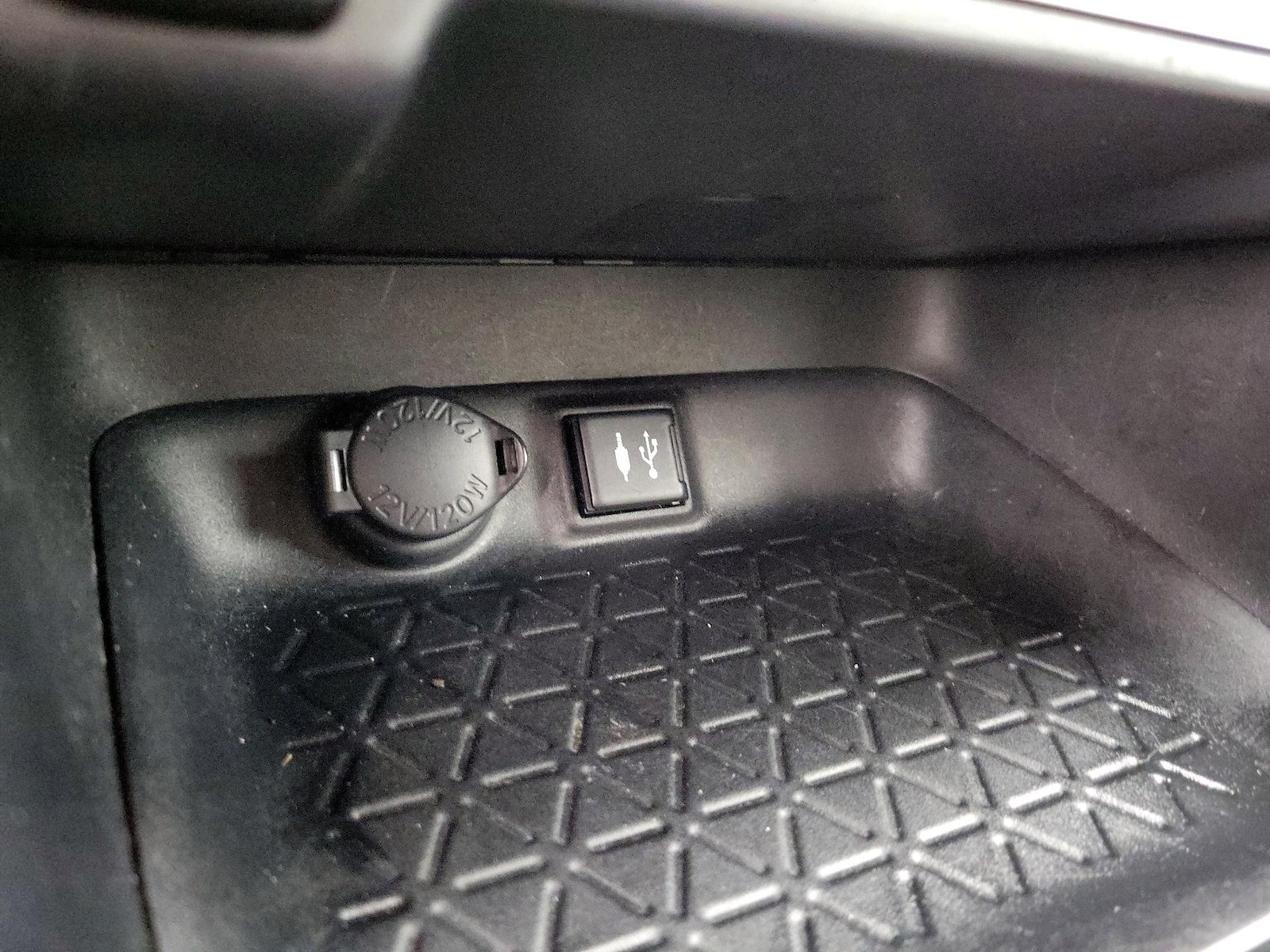 2019 Toyota RAV4 LE - Photo 19