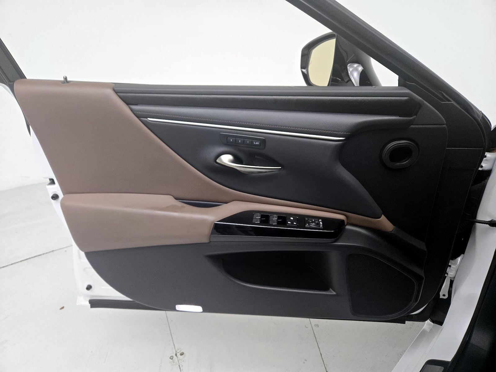 2025 Lexus ES 350 - Photo 13