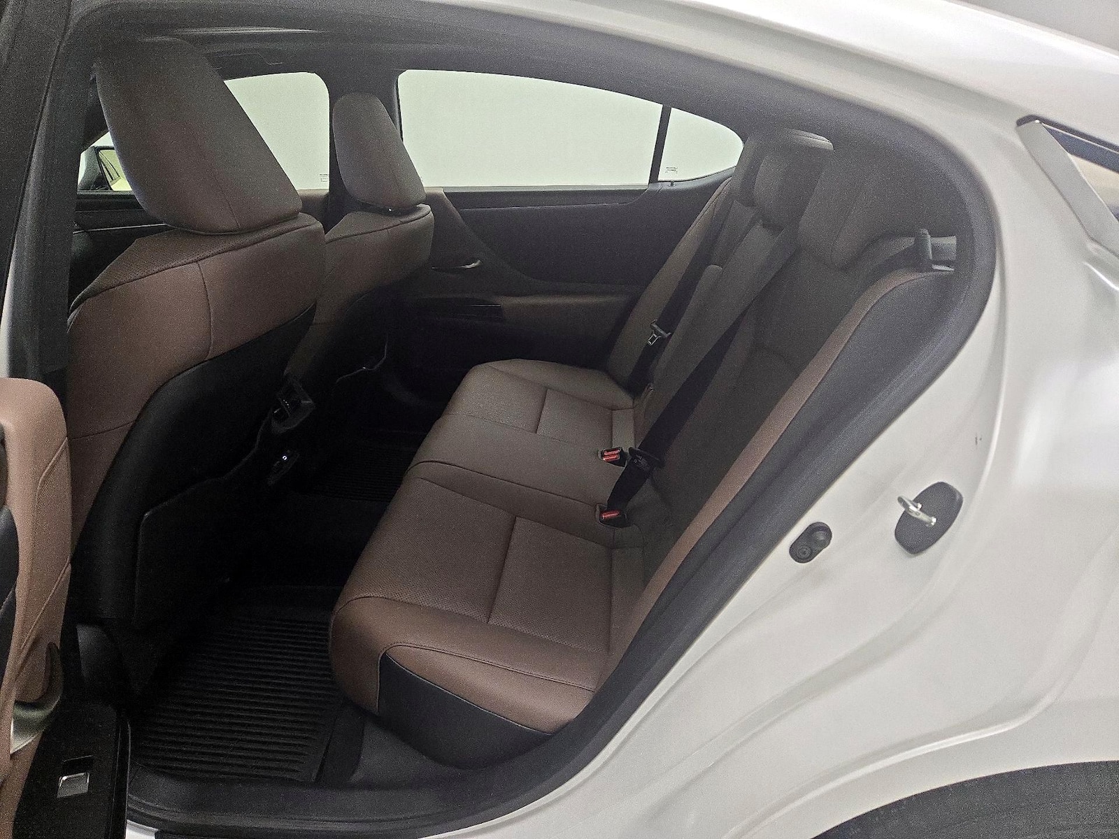 2025 Lexus ES 350 - Photo 22