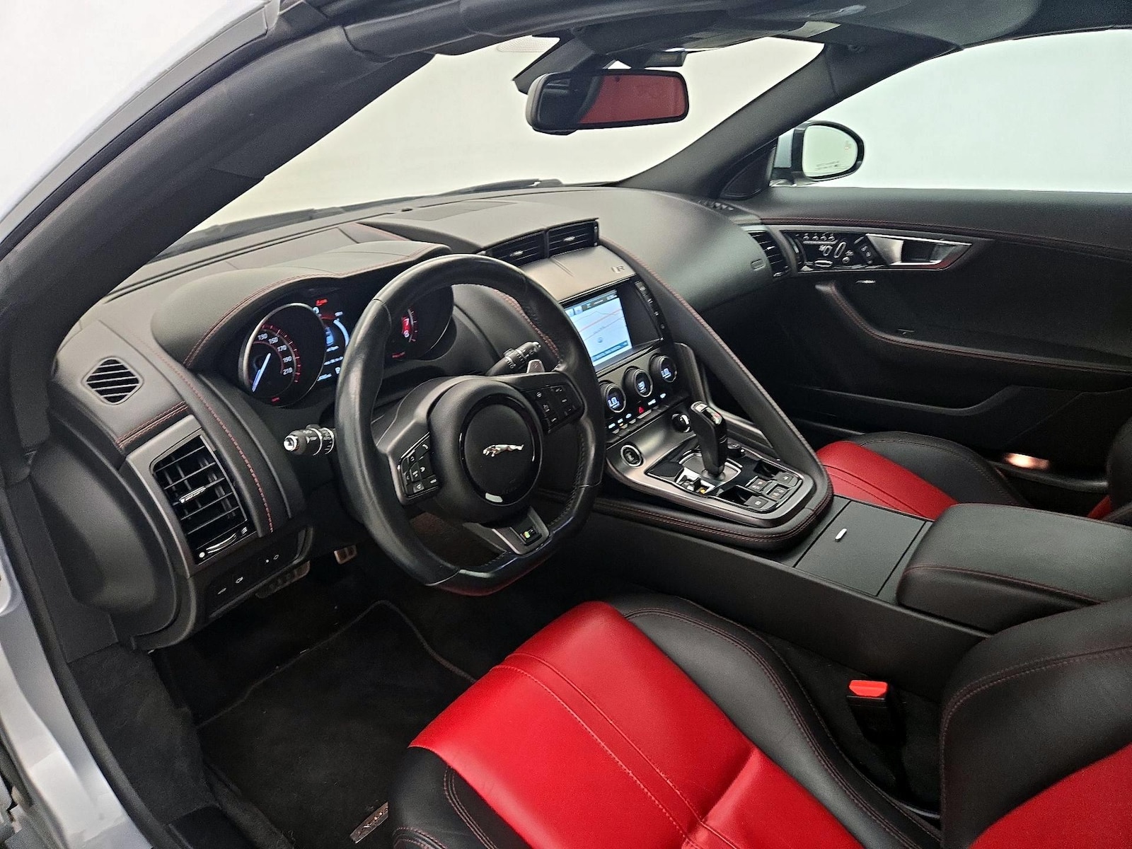 2017 Jaguar F-TYPE R - Photo 8