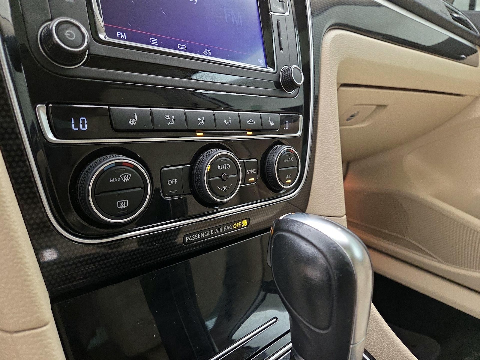 2019 Volkswagen Passat SE R-Line - Photo 18