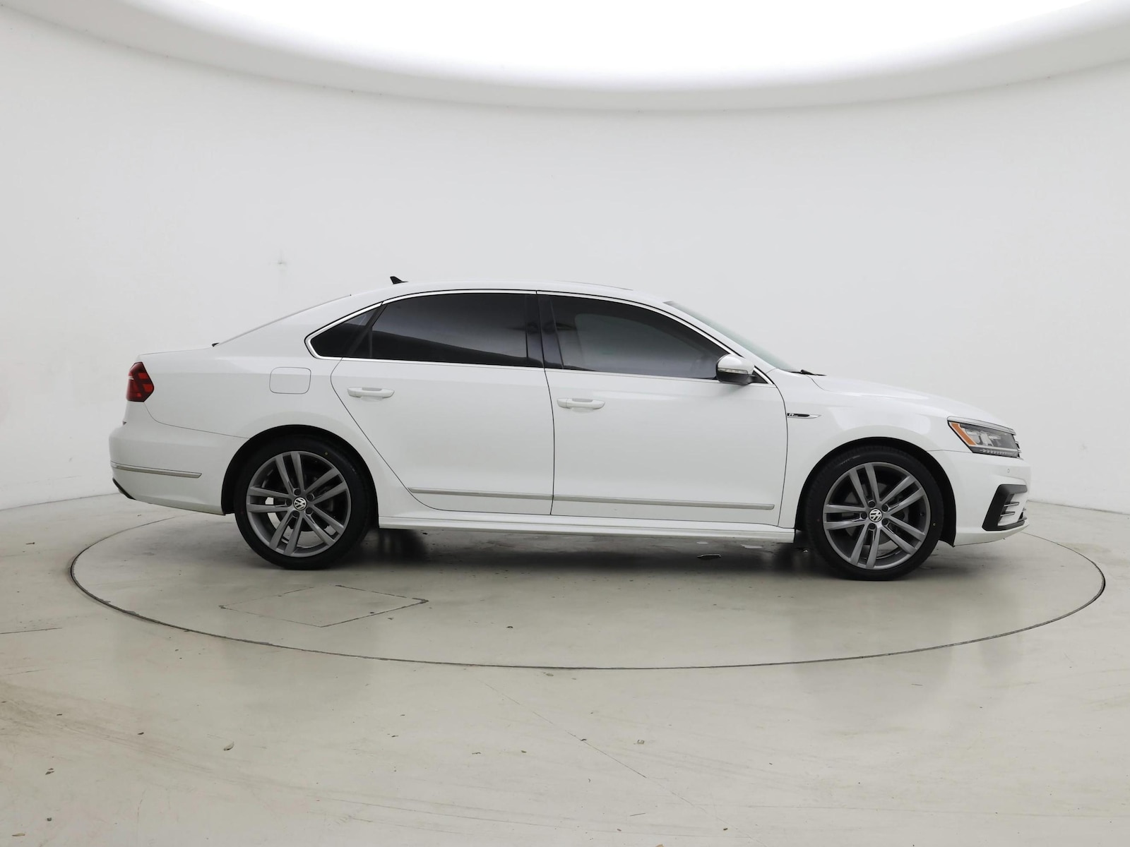 2019 Volkswagen Passat SE R-Line - Photo 8