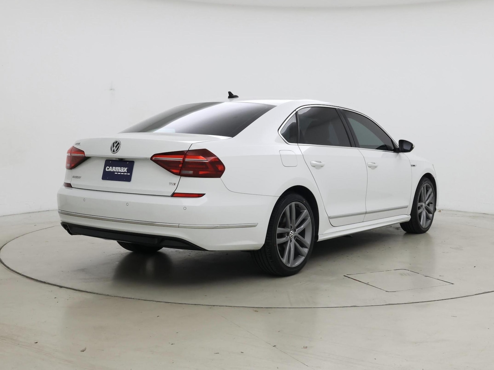 2019 Volkswagen Passat SE R-Line - Photo 9