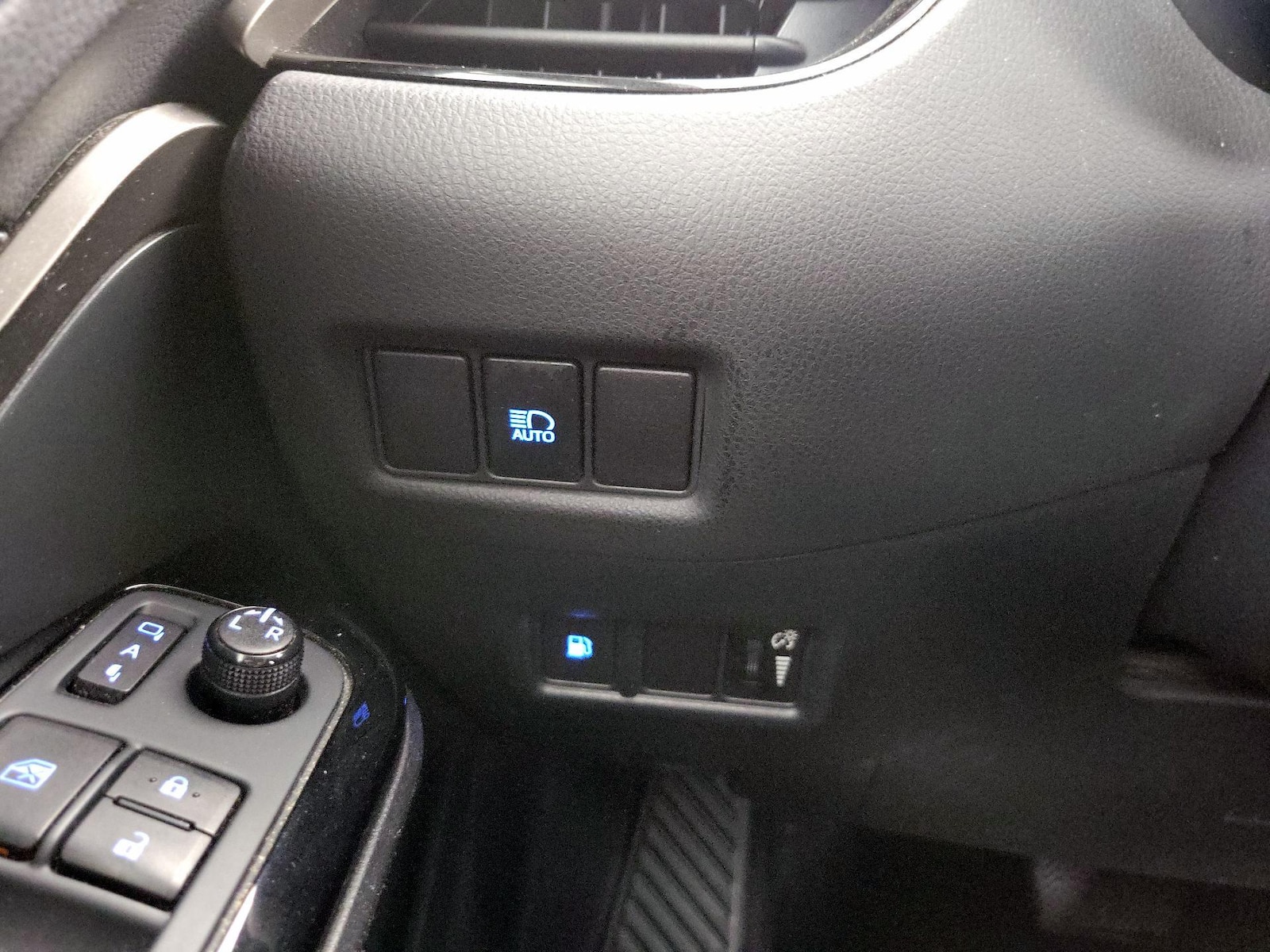 2019 Toyota C-HR XLE - Photo 14