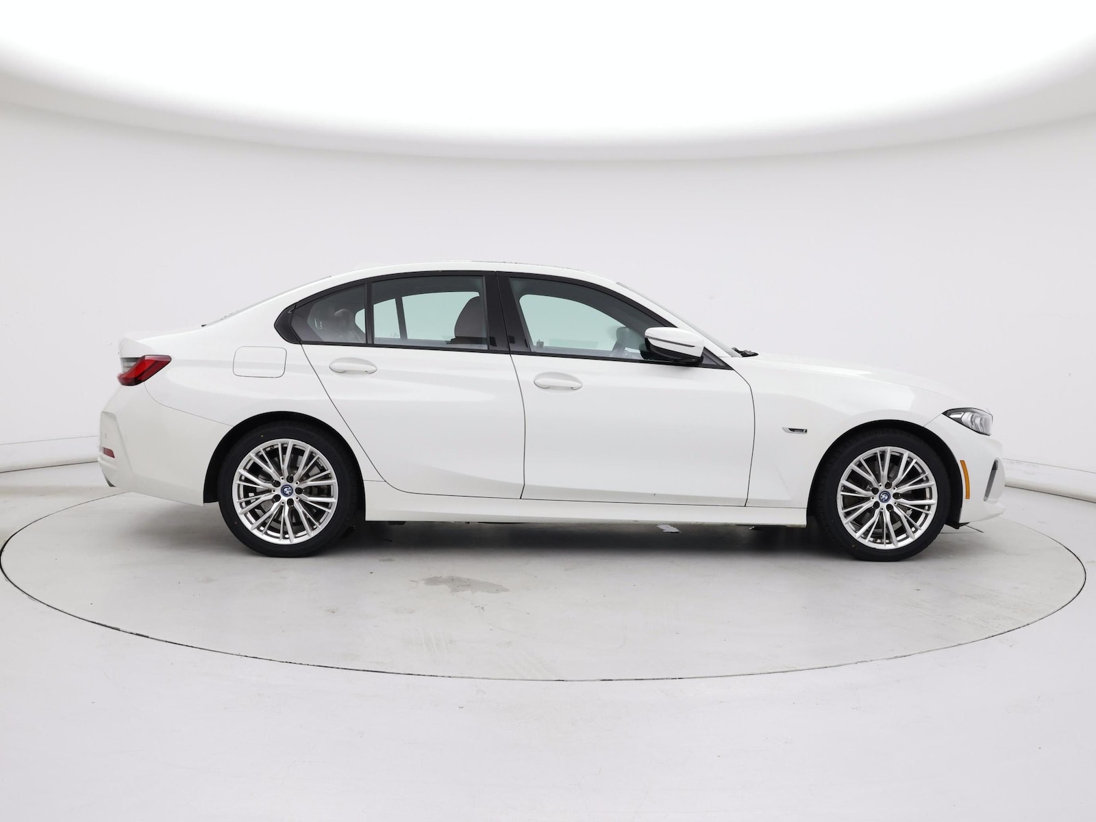 2023 BMW 3 Series 330e - Photo 8