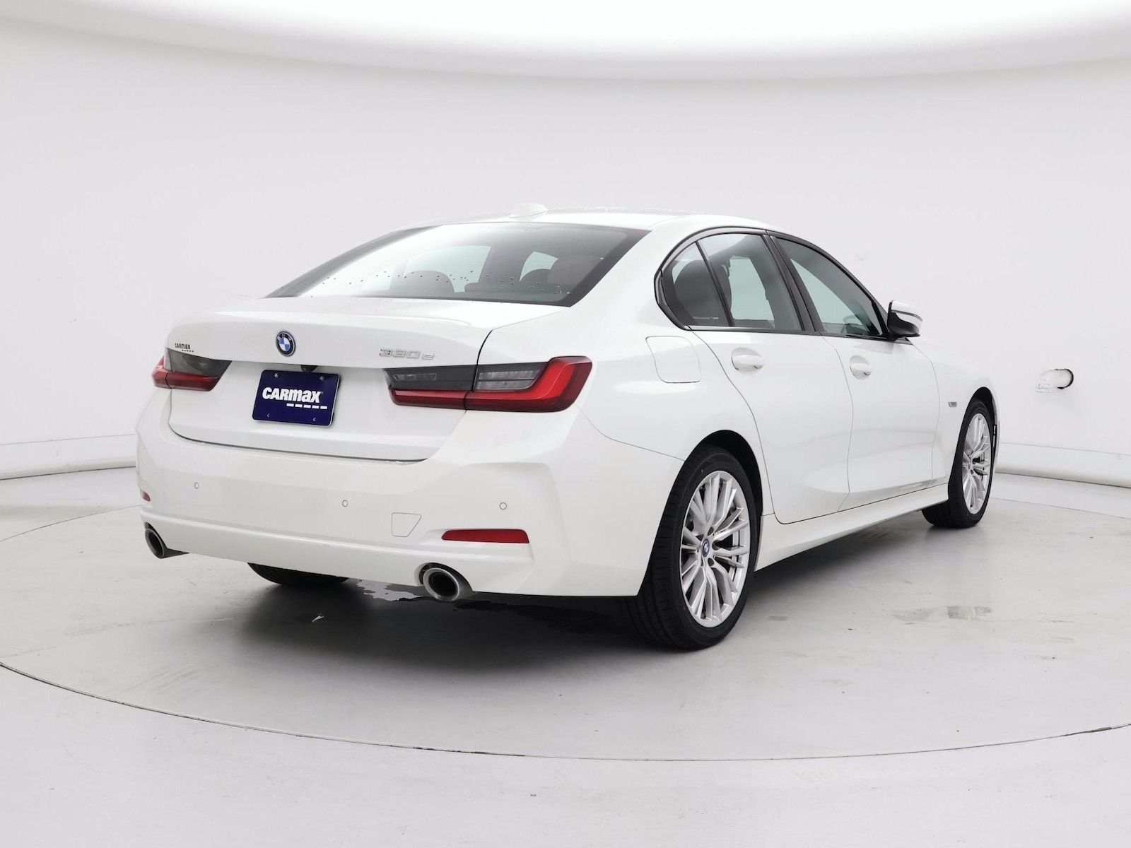 2023 BMW 3 Series 330e - Photo 9