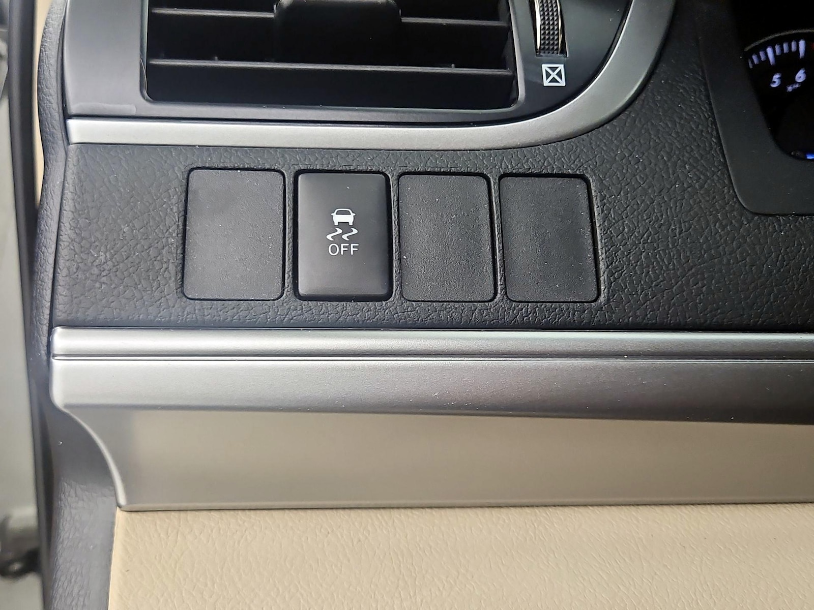 2014 Toyota Camry LE - Photo 14