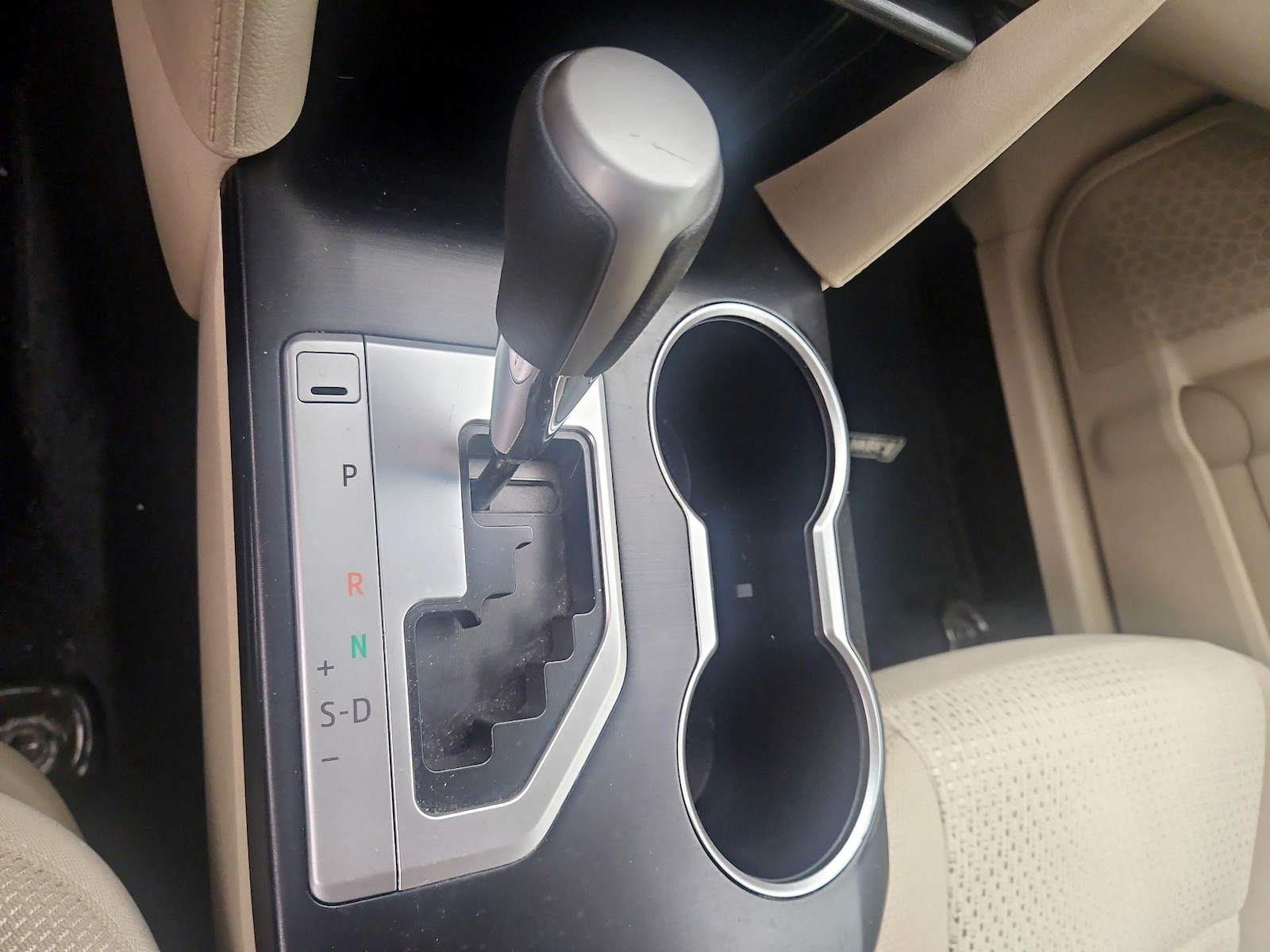 2014 Toyota Camry LE - Photo 18