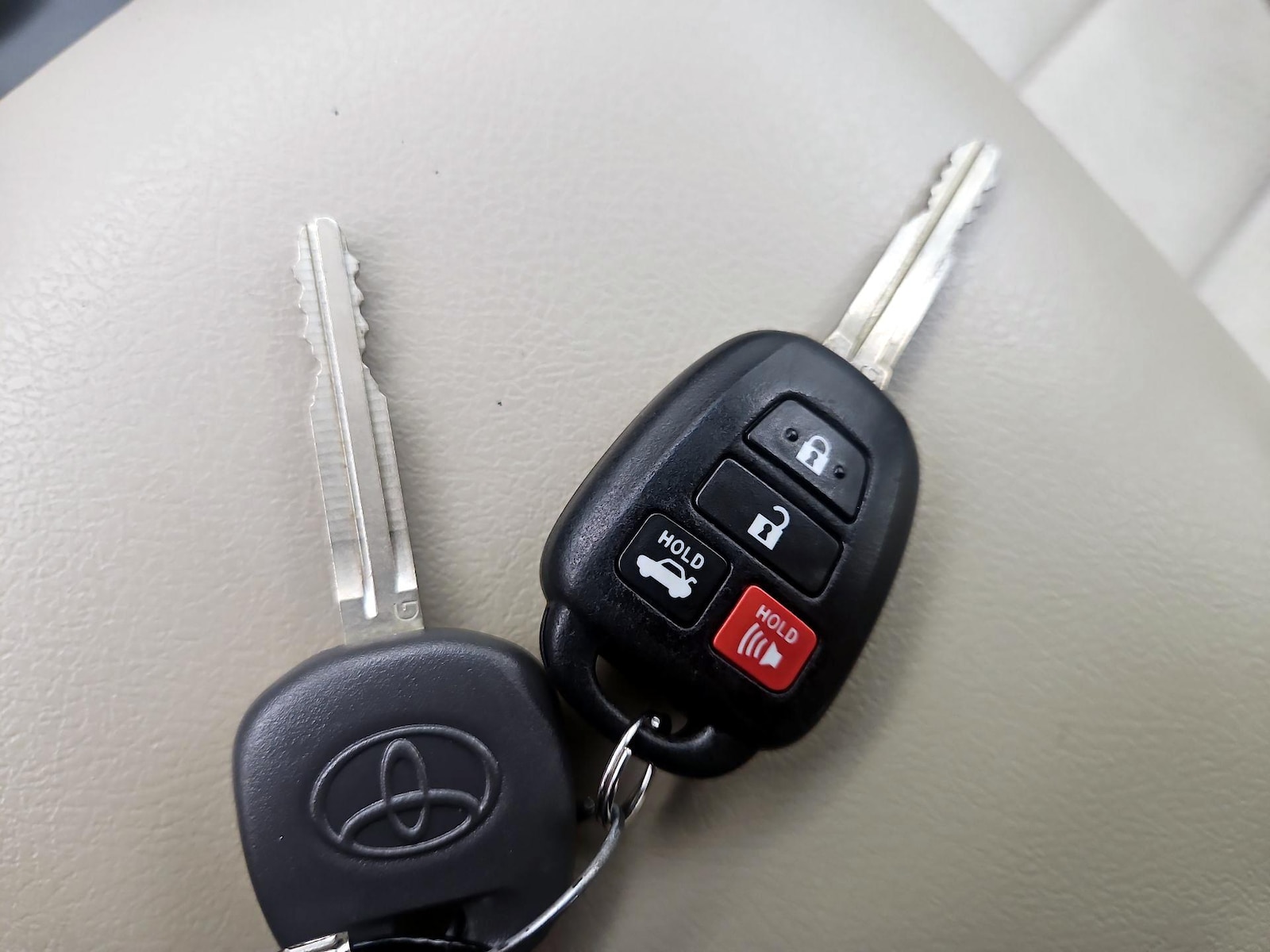 2014 Toyota Camry LE - Photo 23