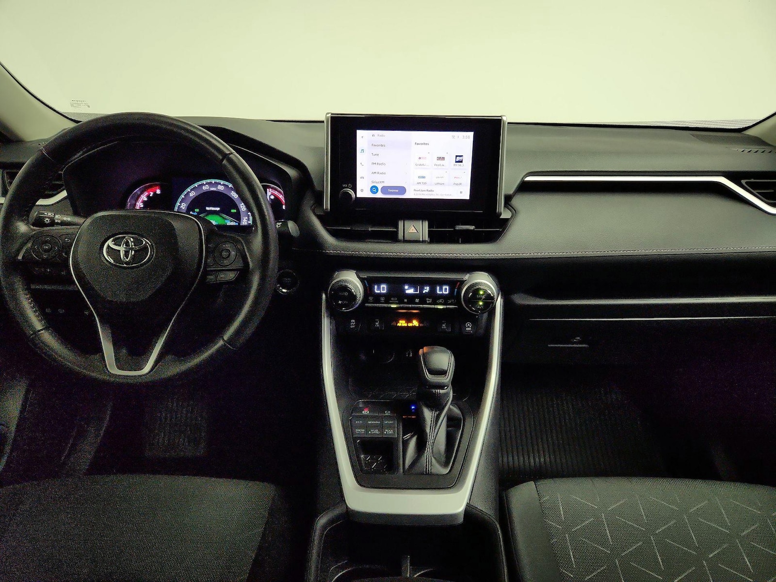 2024 Toyota RAV4 XLE - Photo 10