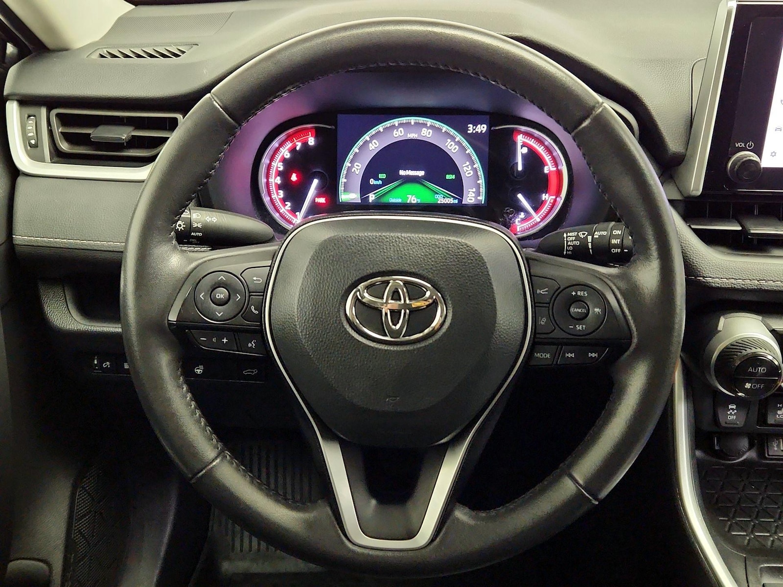 2024 Toyota RAV4 XLE - Photo 11