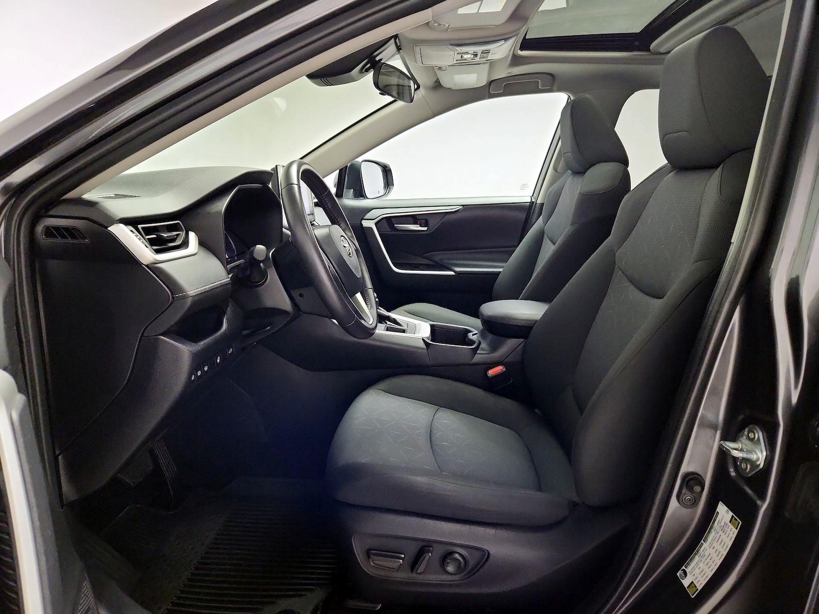 2024 Toyota RAV4 XLE - Photo 12