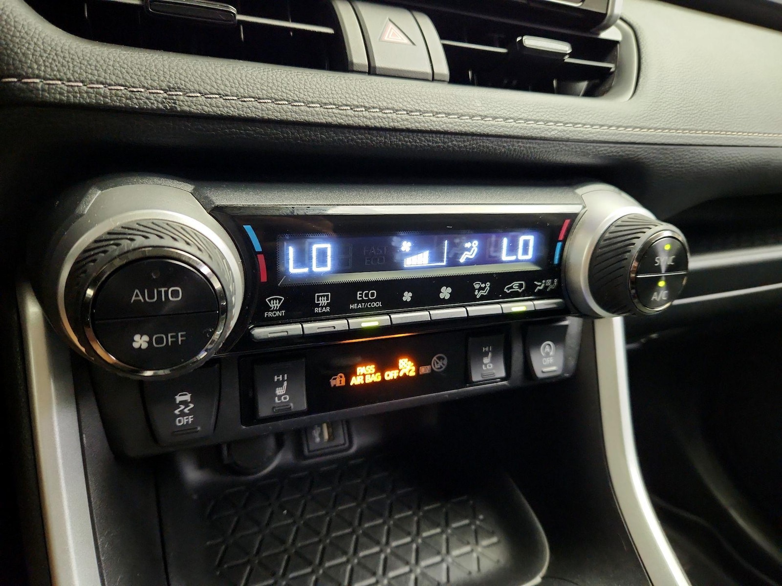 2024 Toyota RAV4 XLE - Photo 17