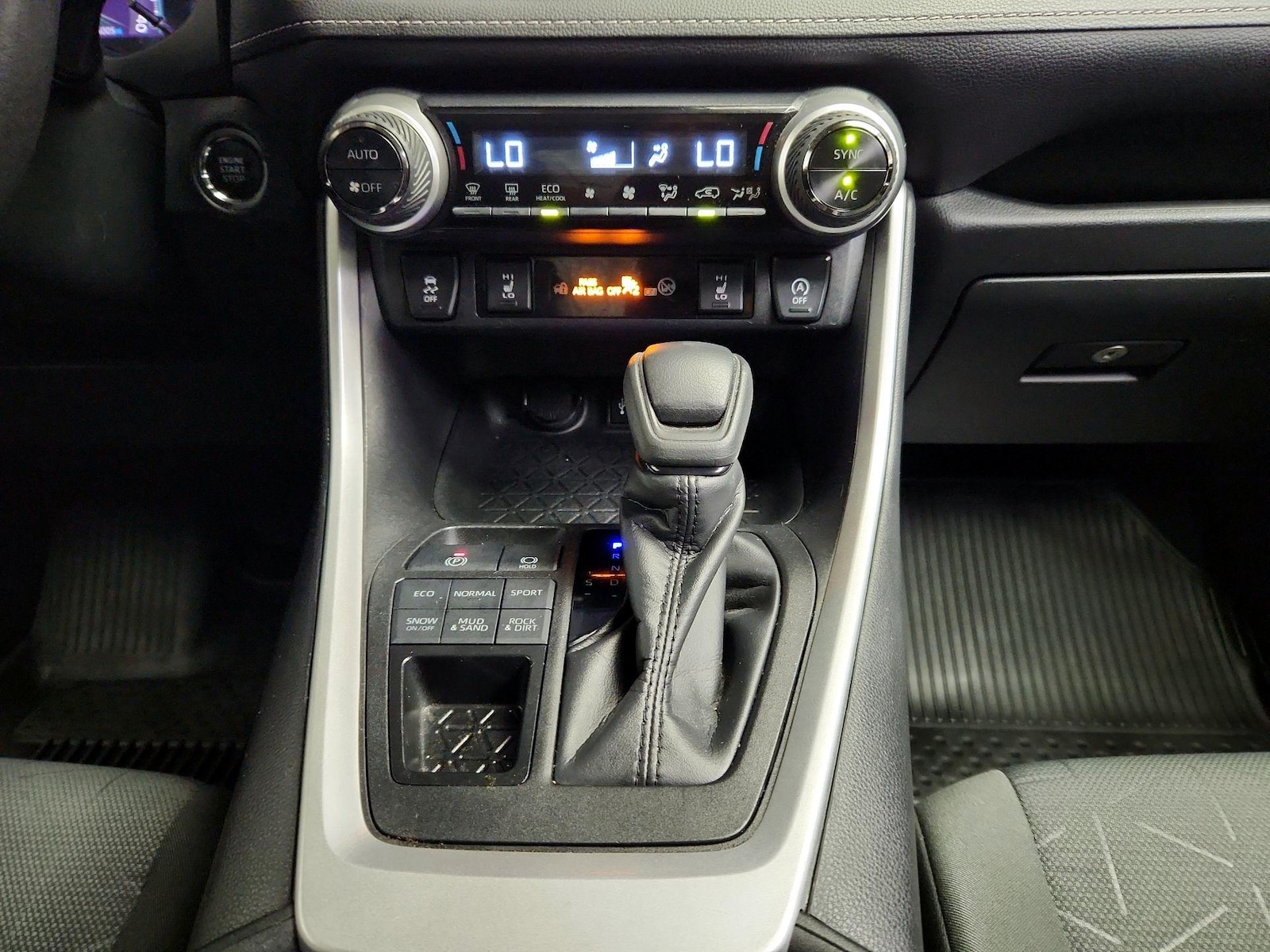2024 Toyota RAV4 XLE - Photo 18