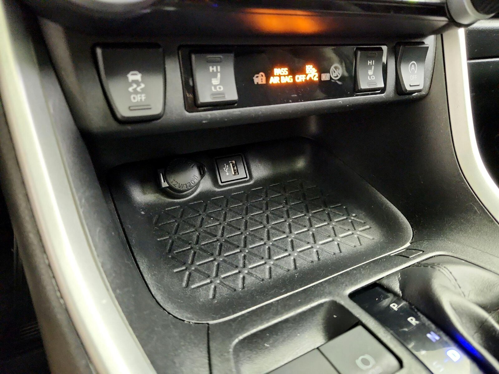 2024 Toyota RAV4 XLE - Photo 19