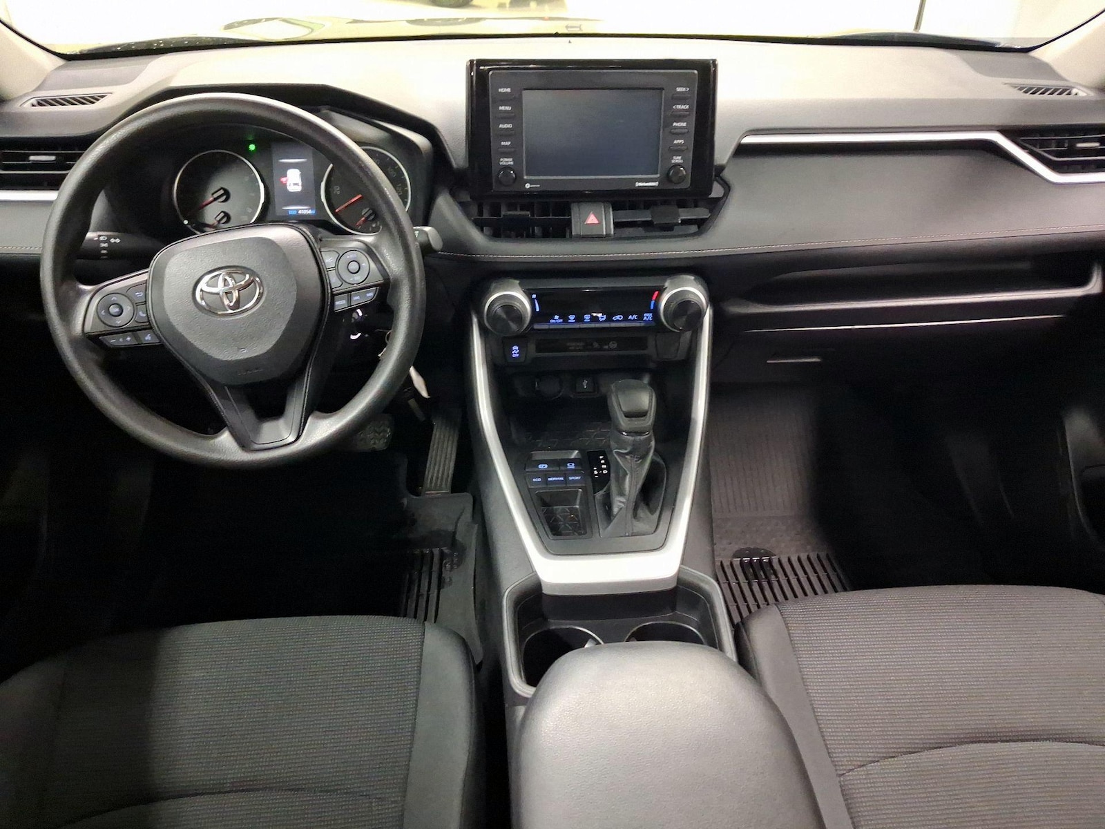 2021 Toyota RAV4 LE - Photo 10
