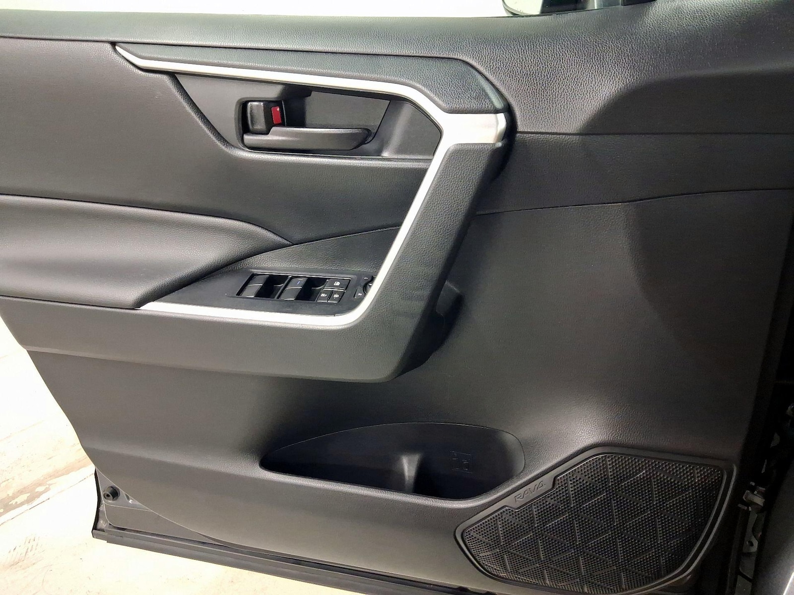 2021 Toyota RAV4 LE - Photo 13