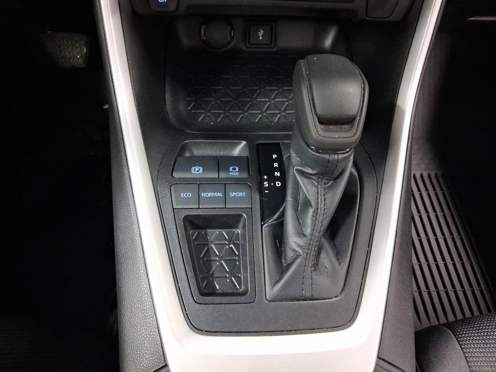 2021 Toyota RAV4 LE - Photo 16