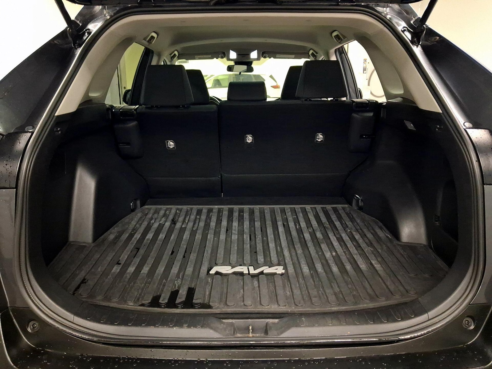 2021 Toyota RAV4 LE - Photo 17